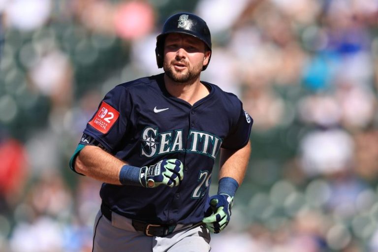 Mariners slugger launches 30th homer to break another MLB record